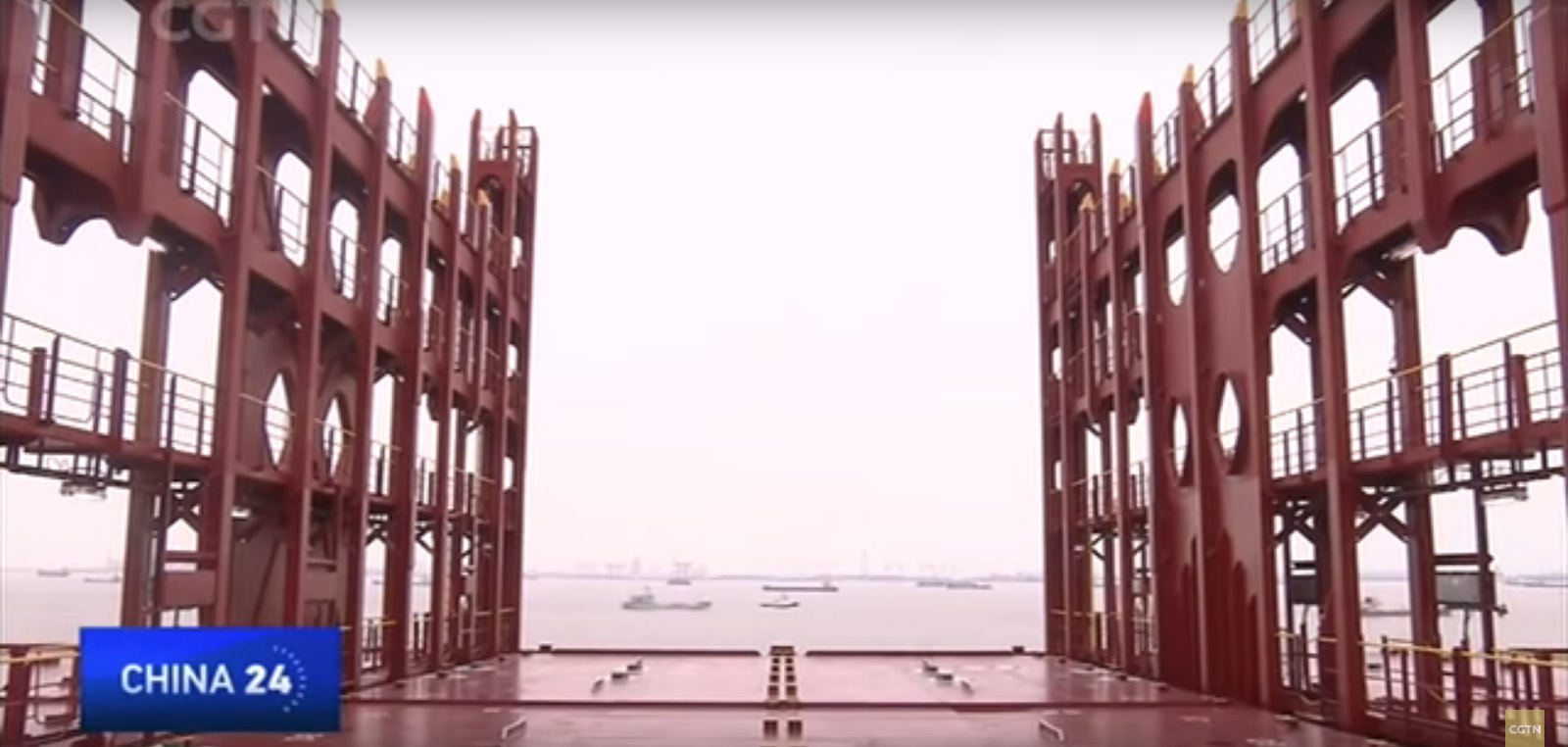 Megaschip met ruimte voor 21.000 zeecontainers op de Westerschelde